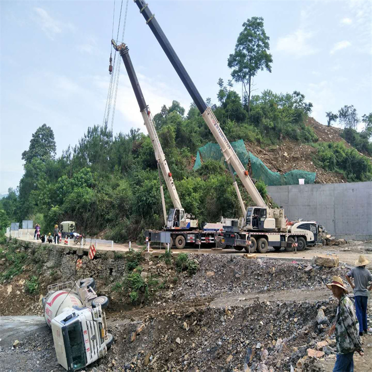 长丰县汽车掉沟里叫吊车救援要多少钱